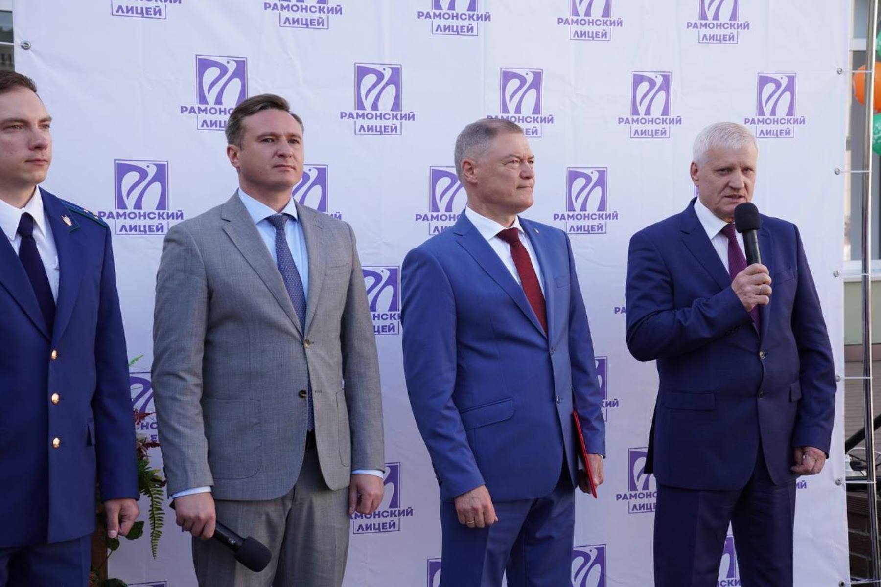 Александр Солодов поздравил рамонских школьников с Днем знаний