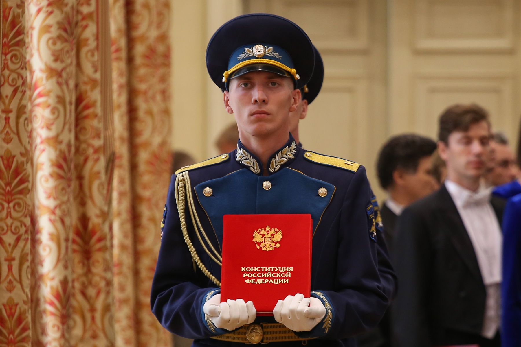 Первые лица региона поздравили воронежцев с Днем Конституции Российской Федерации