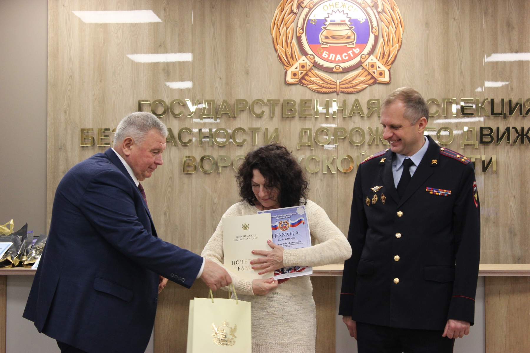 Владимир Верзилин наградил лауреатов конкурса «Оживи светофор»