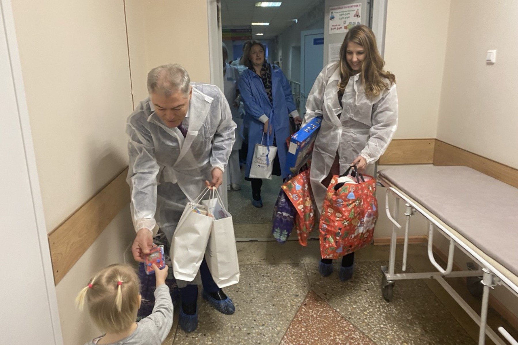 Депутаты Воронежской облдумы передали подарки детям, проходящим длительное лечение в  больницах региона